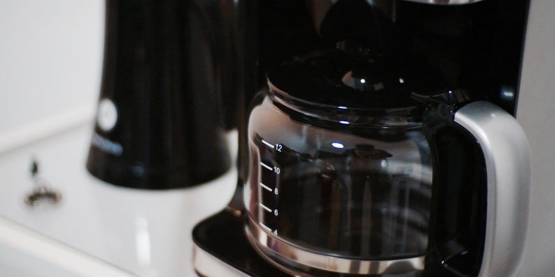 Kaffeemachiene brüht Kaffee