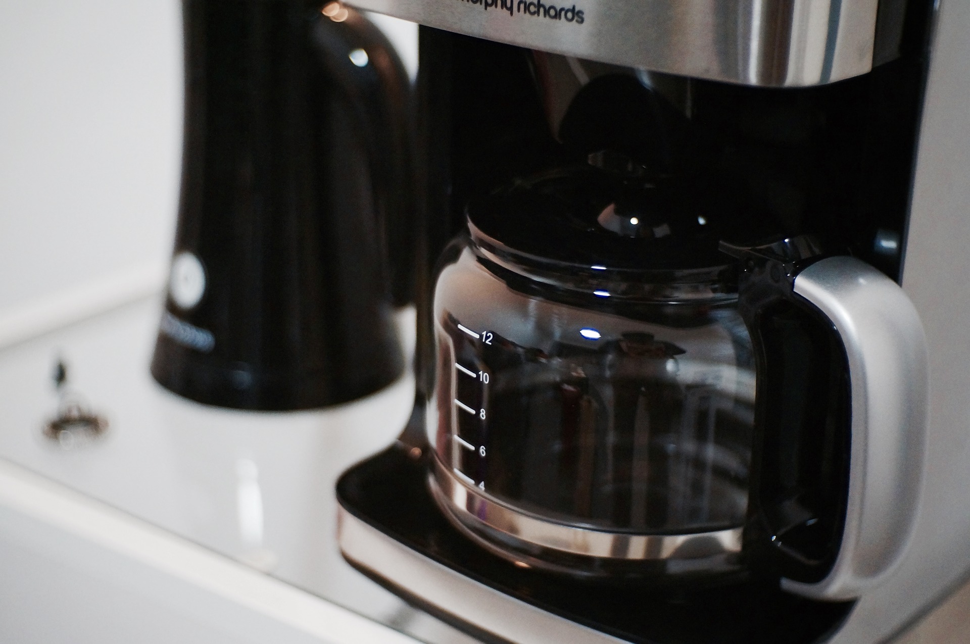 Kaffeemachiene brüht Kaffee